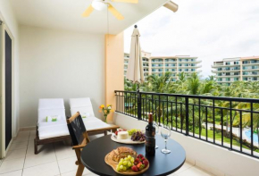 Perfect getaway for two! Wonderful & bright loft, spacious balcony overlooking the pool Beachfront resort
